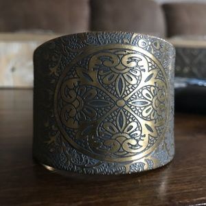 Metal bangle bracelet